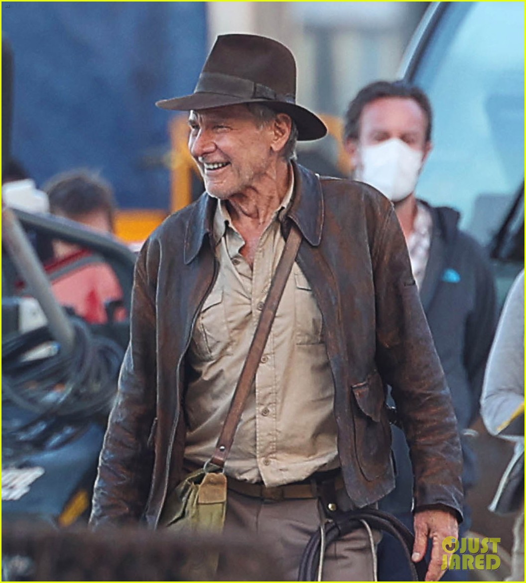 Indiana Jones 5”: Harrison Ford, Phoebe Waller-Bridge, Antonio Banderas e  mais estampam novos pôsteres