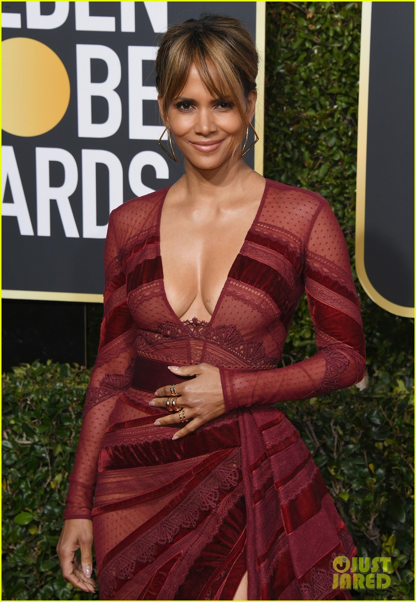halle berry reacts to catwoman fans on twitter 024650938