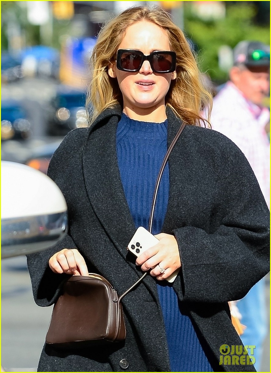 jennifer lawrence covers up her baby bump day out in nyc 034646035