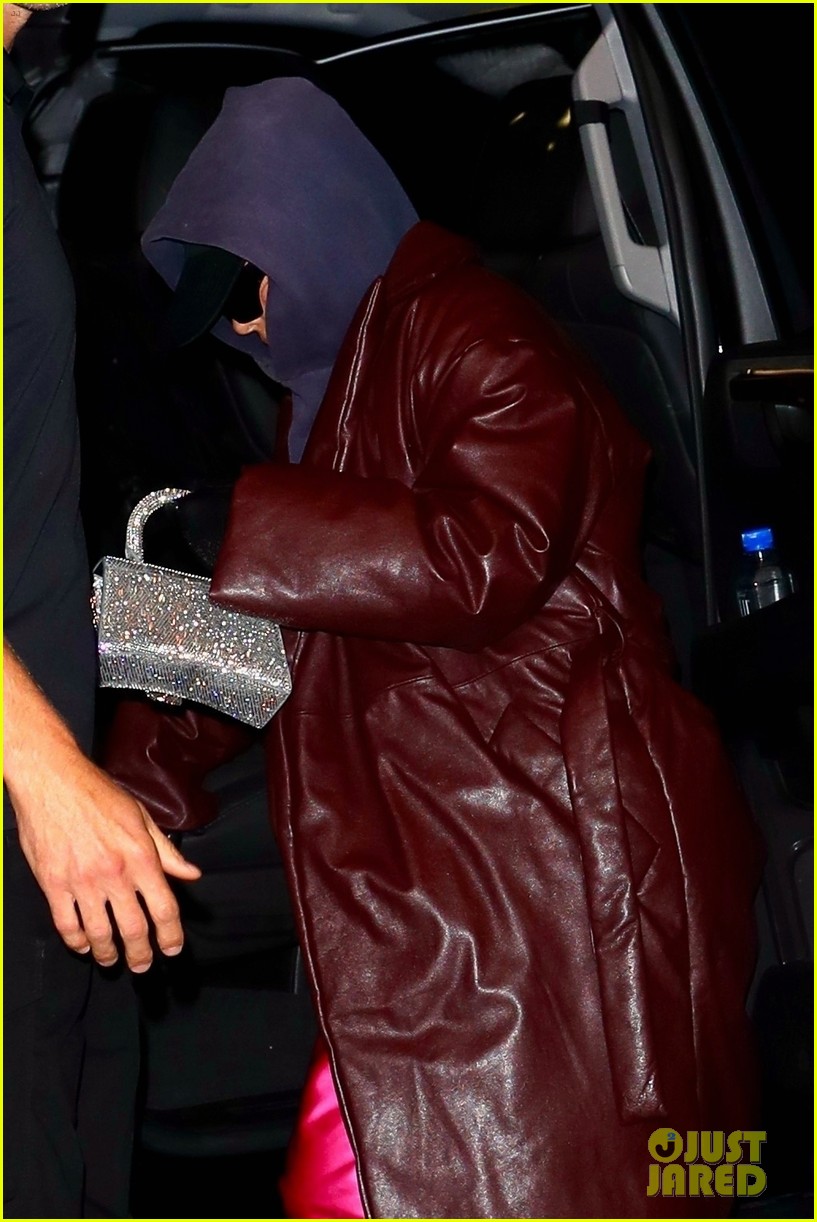 kim kardashian wraps up leather jacket snl rehearsals 07