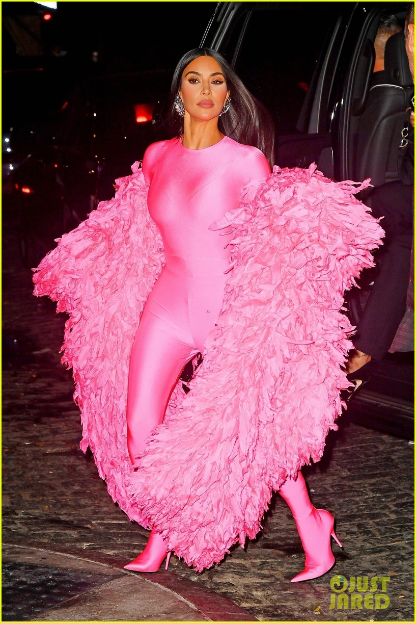 kim kardashian wows in pink outfit for snl after party 014641408