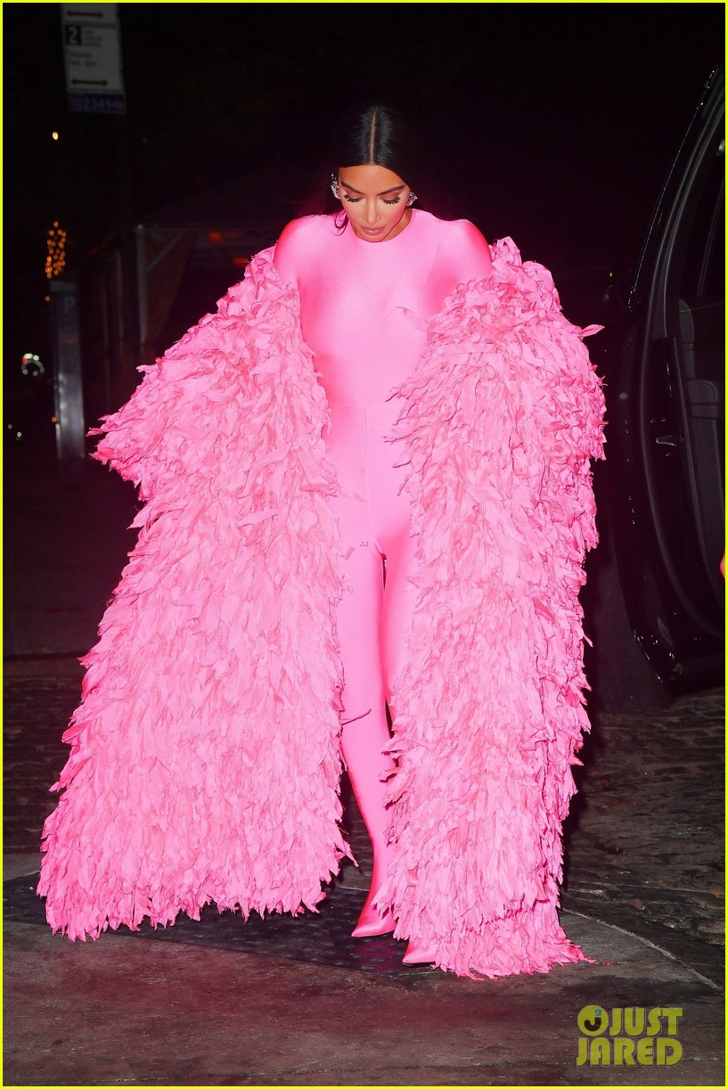 kim kardashian wows in pink outfit for snl after party 09
