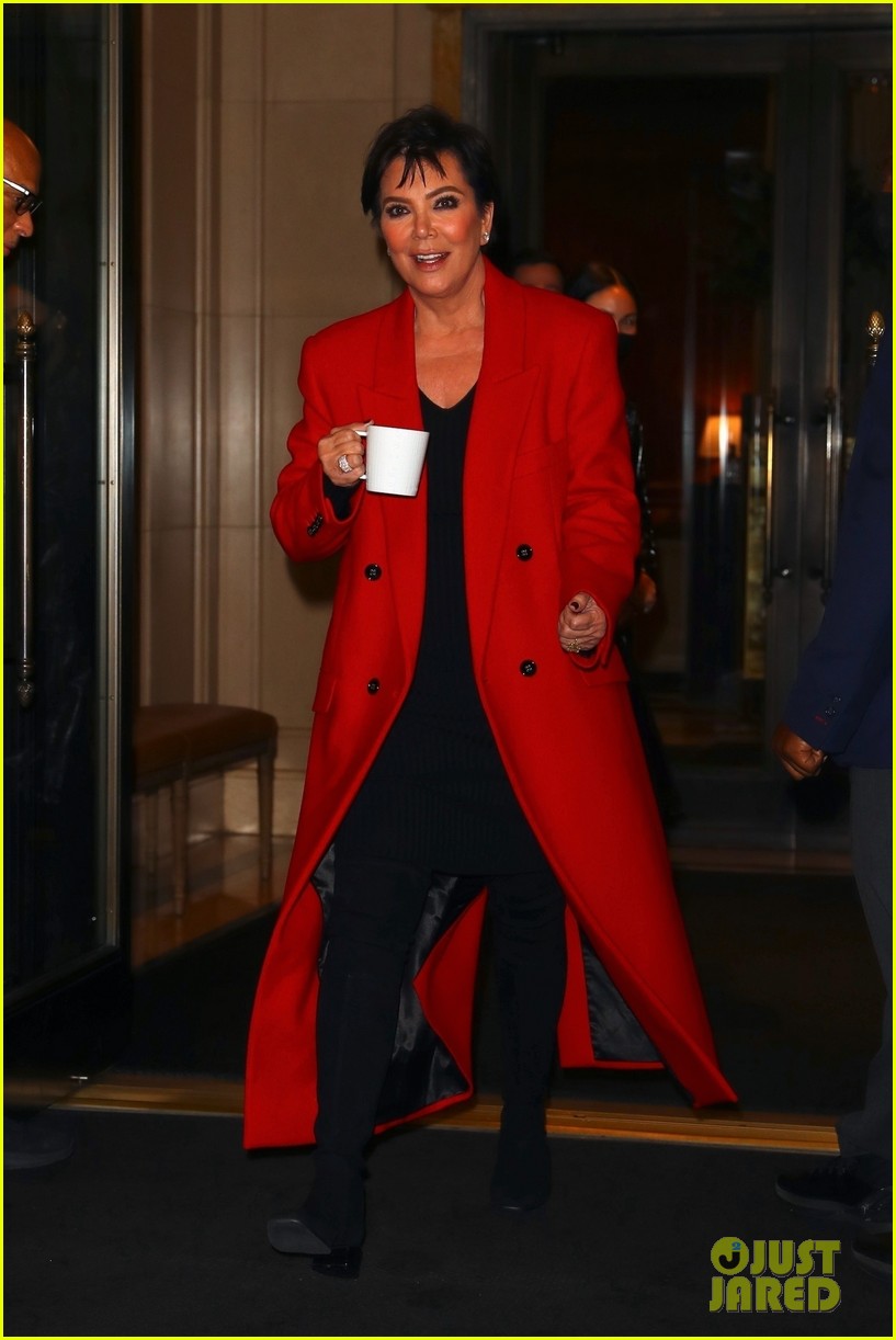 Khloe Kardashian & Kris Jenner Jet Out of NYC After Supporting Kim(01)