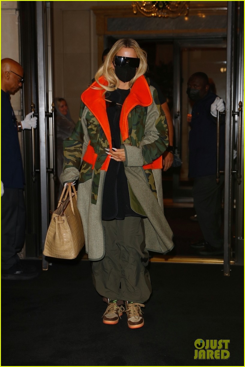 Khloe Kardashian & Kris Jenner Jet Out of NYC After Supporting Kim