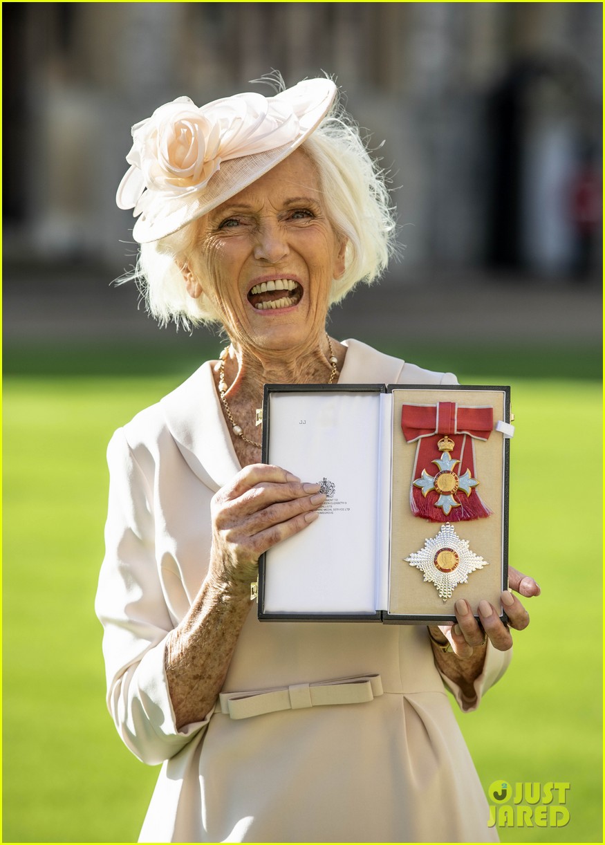 mary berry dame commander investiture 244648020