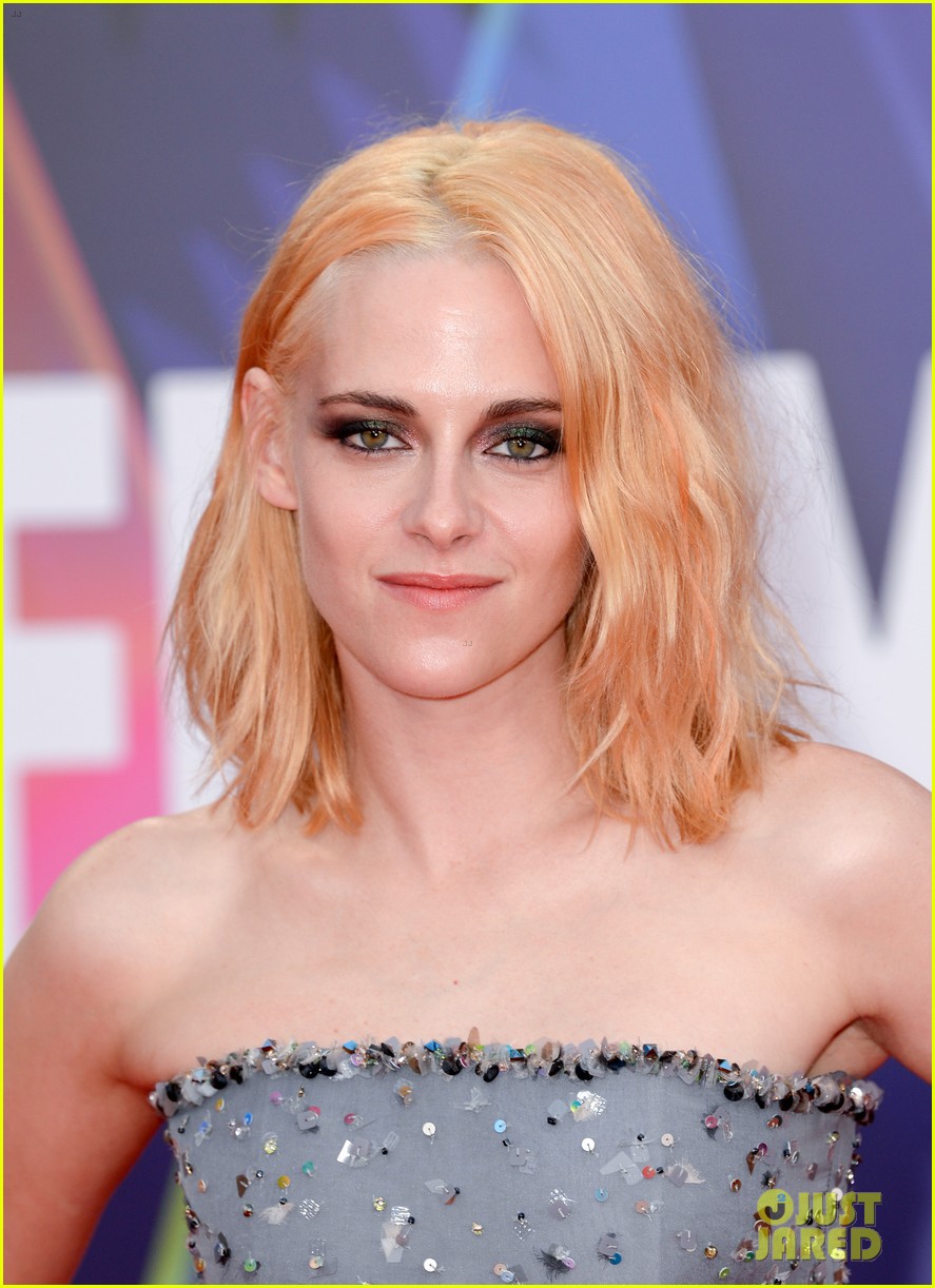 Kristen Stewart Premieres 'Spencer' with Her CoStars in London Photo