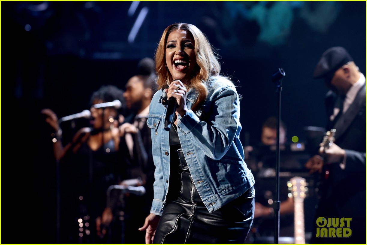 Christina Aguilera, H.E.R., & Keith Urban Pay Tribute to Tina Turner at ...
