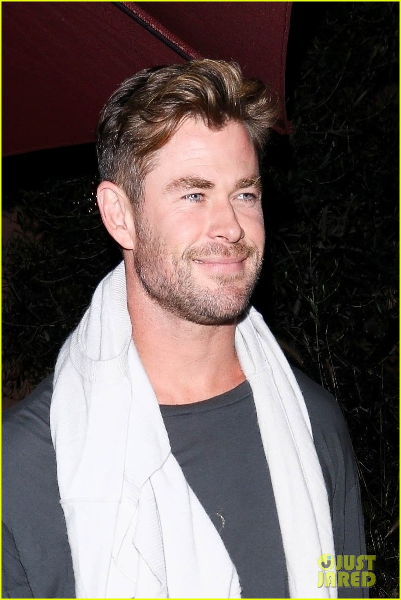 chris and liam hemsworth grab dinner with their family 054656601