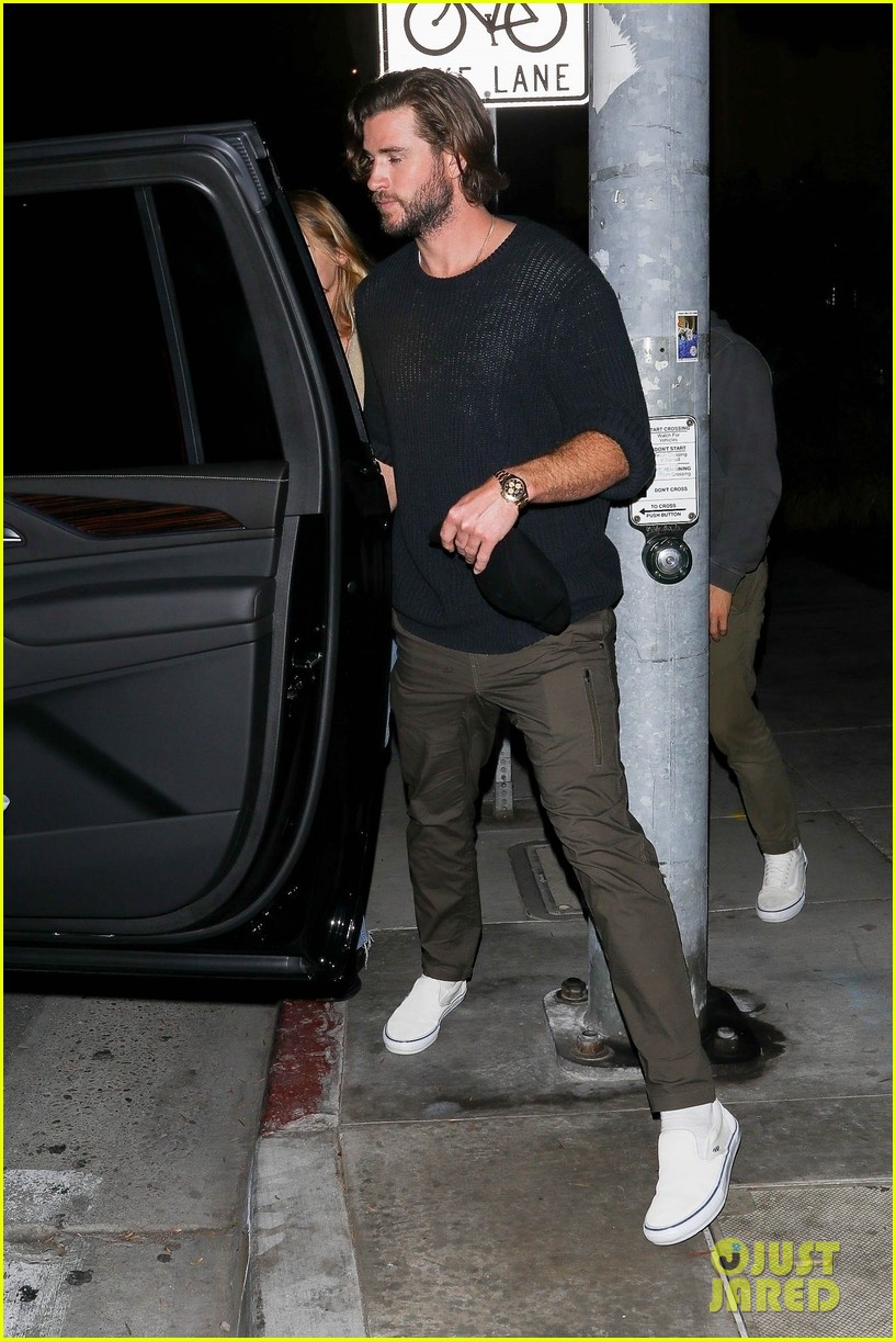 chris and liam hemsworth grab dinner with their family 234656619