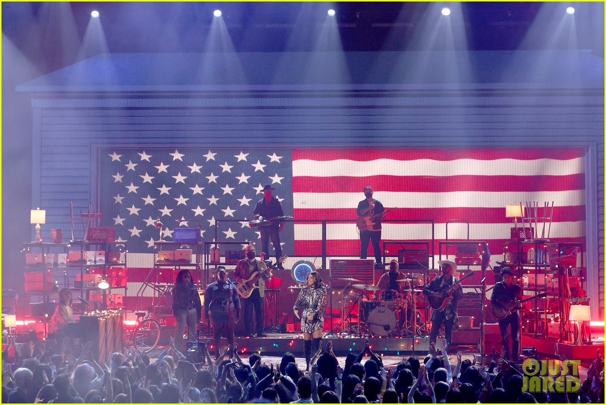 Mickey Guyton Delivers the Most Powerful Vocals of the Night at AMAs(02)