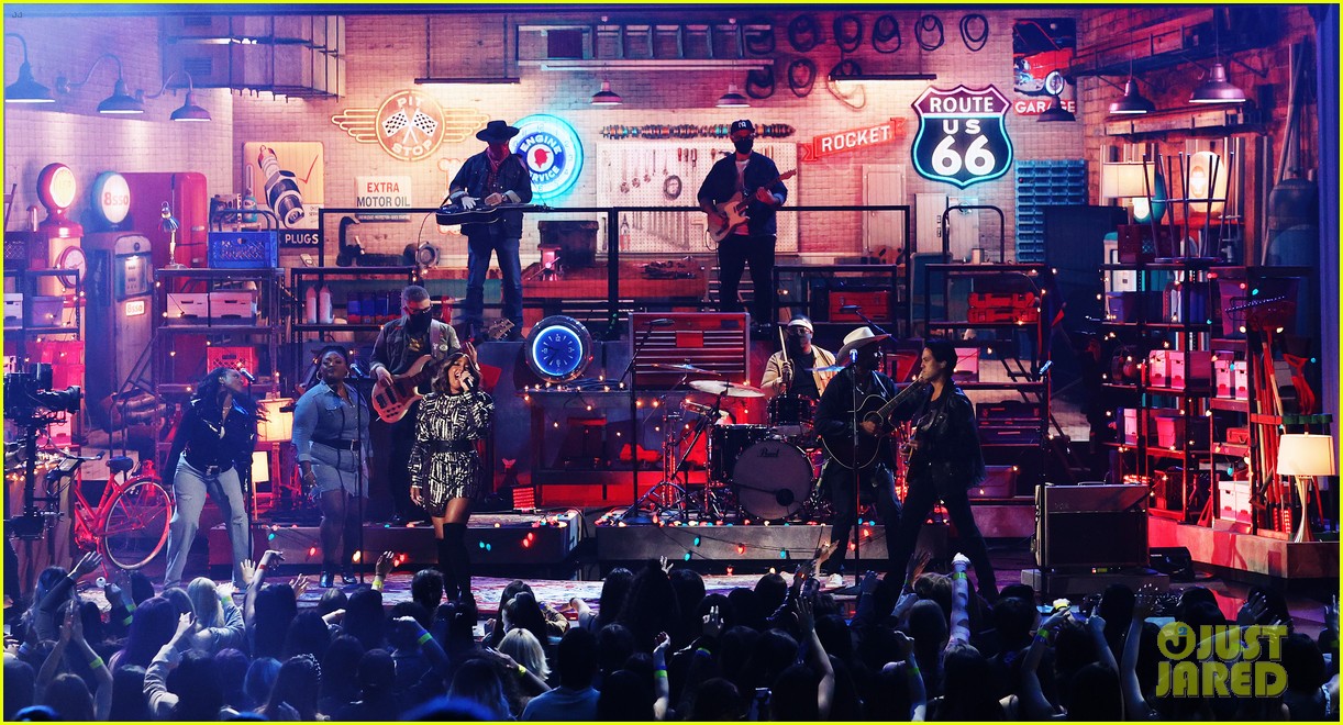 Mickey Guyton Delivers the Most Powerful Vocals of the Night at AMAs