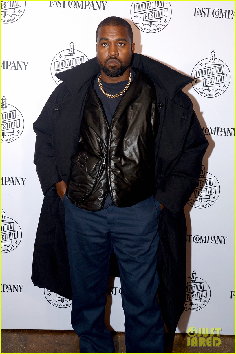 Kanye West Dedicates Sunday Service to Astroworld Victims Photo(02)