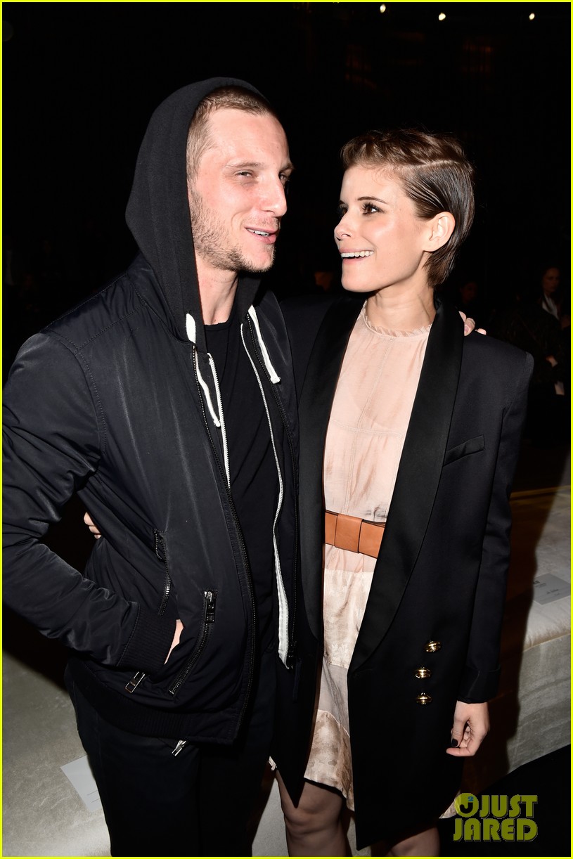 Kate Mara Makes Out With Husband Jamie Bell While Encouraging Others To(00)