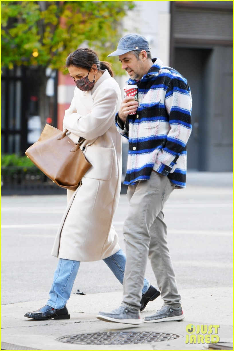 katie holmes bundles up on a chilly day in nyc 064667239