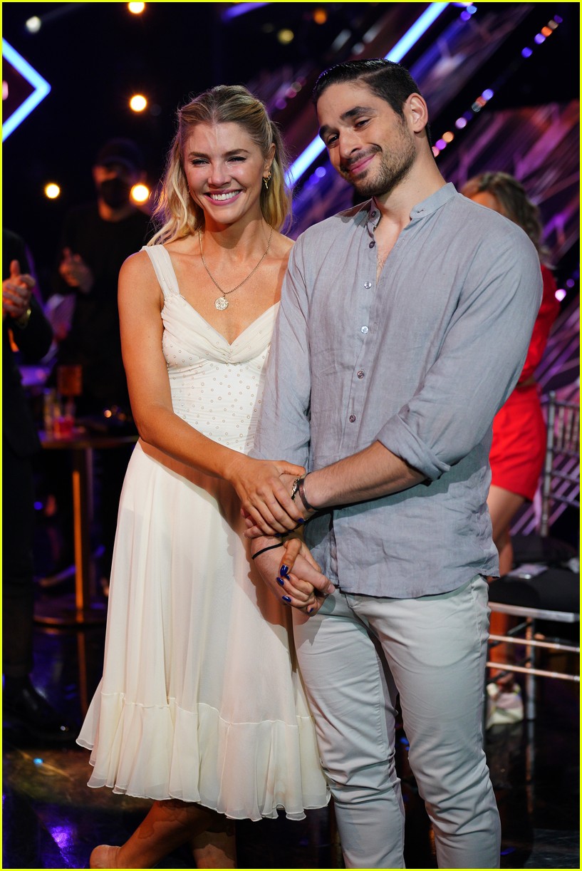 Amanda Kloots Gives Emotional Performance to Late Husband Nick Cordero(00)