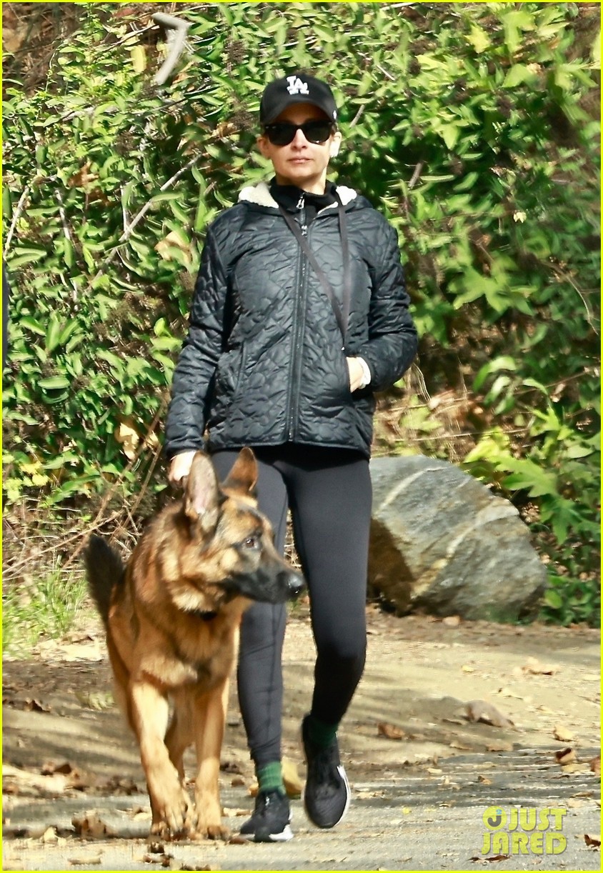 nicole richie joel madden go for morning hike with their dogs 074664664