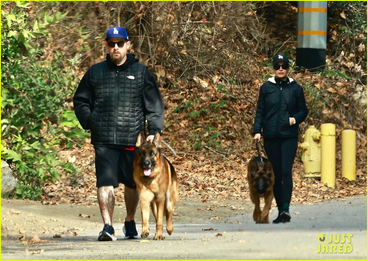 nicole richie joel madden go for morning hike with their dogs 09