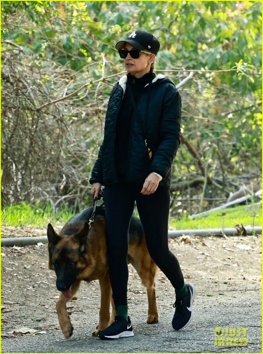 nicole richie joel madden go for morning hike with their dogs 31