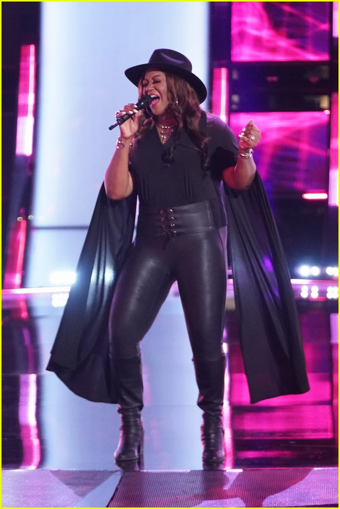 wendy moten falls on the voice stage 024666904