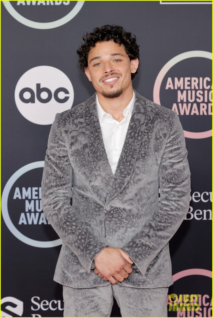 anthony ramos suits up for amas 014665484