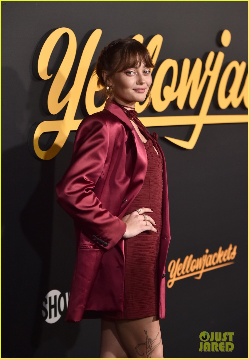 Christina Ricci Shows Off Baby Bump & Walks 'Yellowjackets' Red Carpet(02)