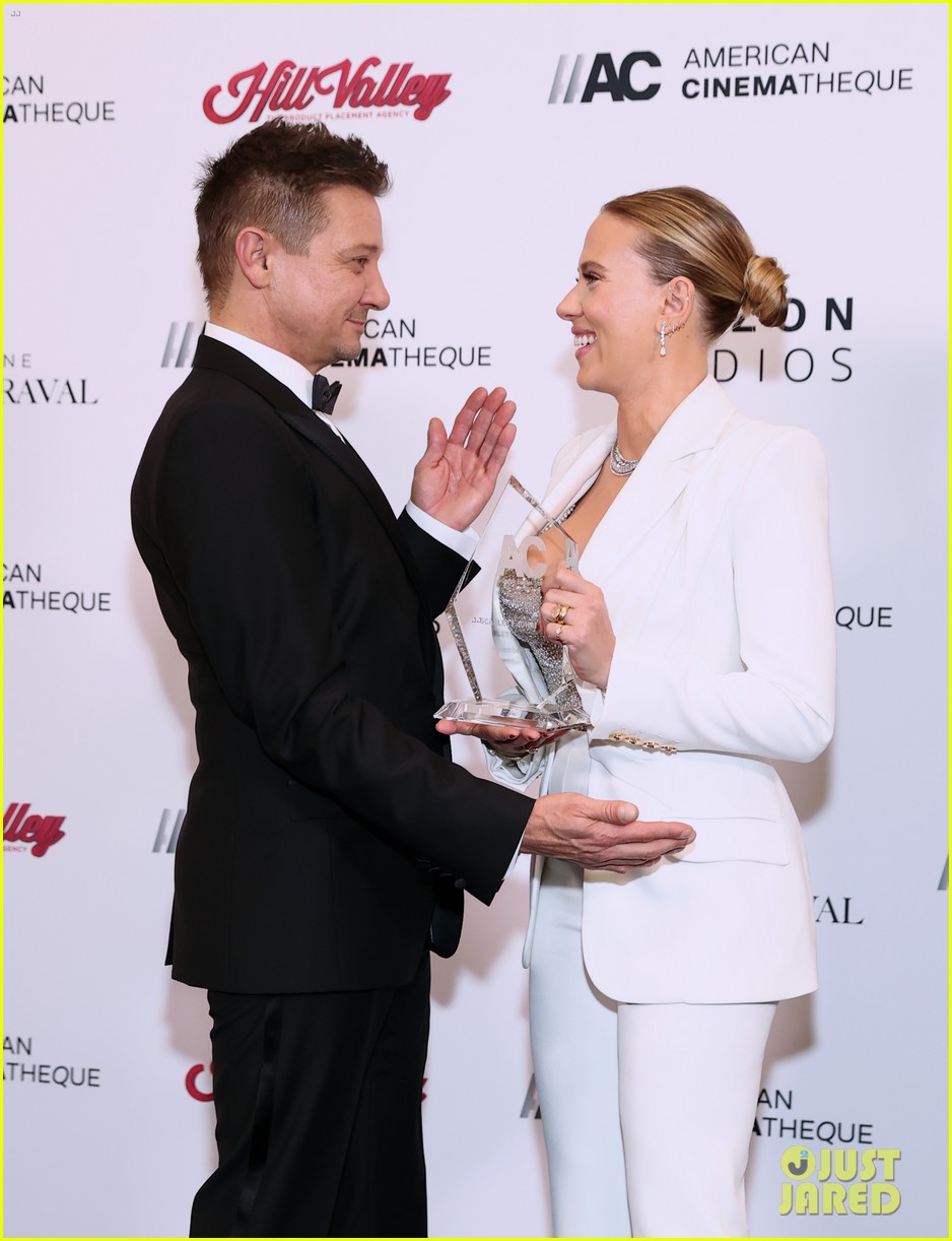 These Photos from Scarlett Johansson's Reunion with Jeremy Renner Are So  Sweet!: Photo 4663710 | Abbie Cornish, Jamie Lee Curtis, Jeremy Renner, Jon  Favreau, Scarlett Johansson, Thomasin McKenzie Photos | Just Jared:  Entertainment News, image size:938x1222