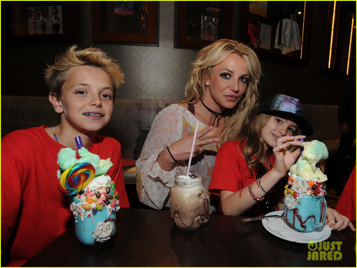 britney spears rare new photos with her kids 19