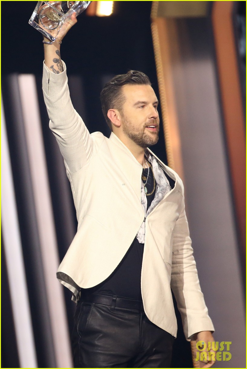 TJ Osborne Kisses Boyfriend Abi Ventura After Winning at CMA Awards