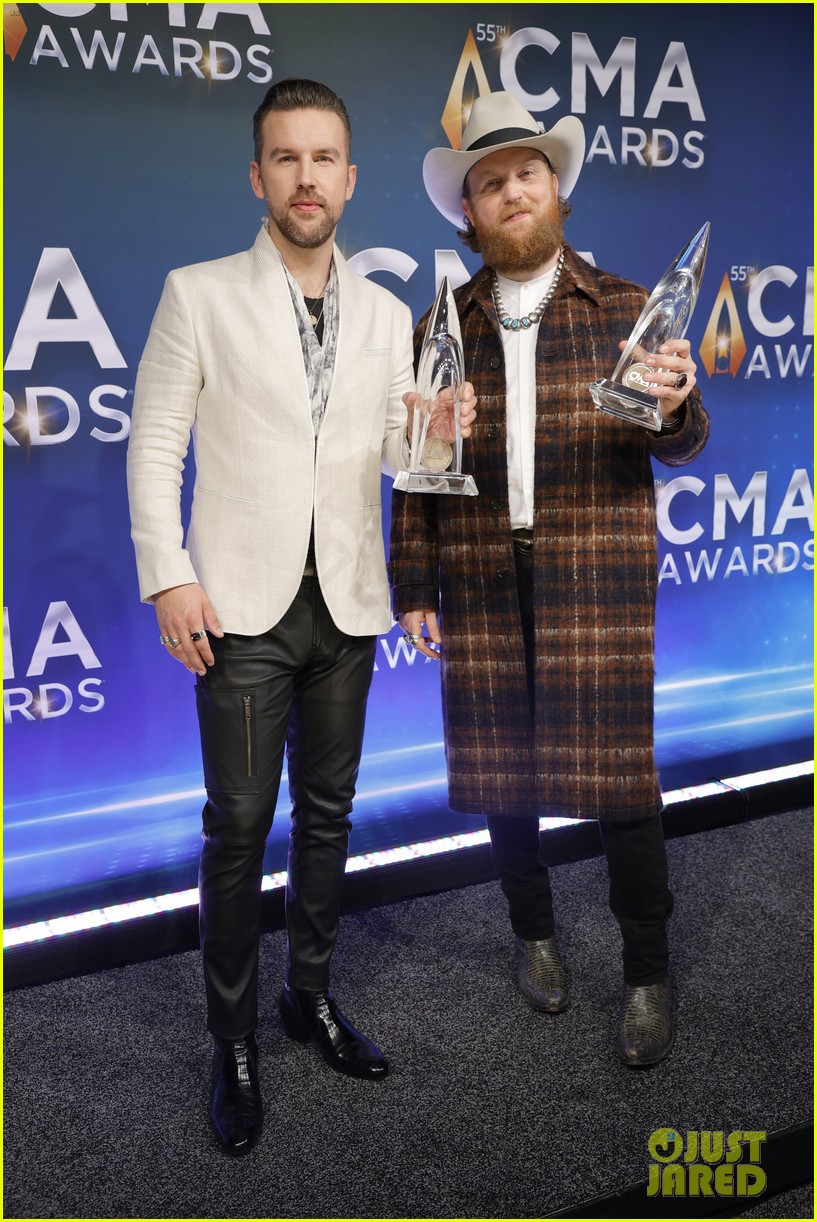 TJ Osborne Kisses Boyfriend Abi Ventura After Winning at CMA Awards