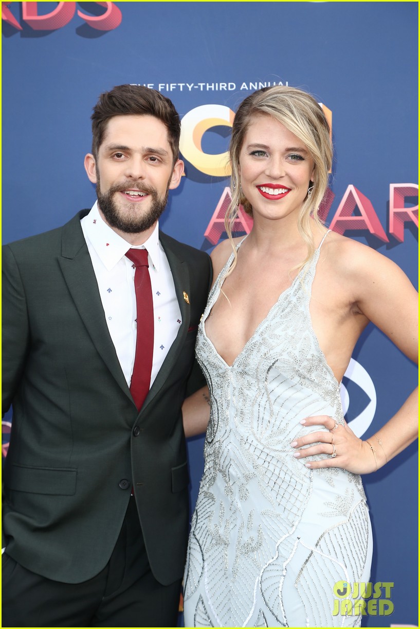 Thomas Rhett & Wife Lauren Akins Share 'First Christmas Selfie' with(02)