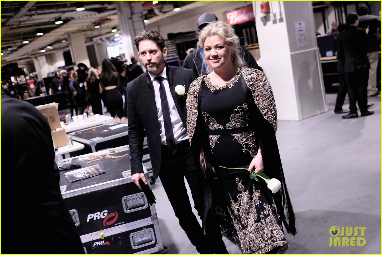kelly clarkson evict her ex husband 144681434