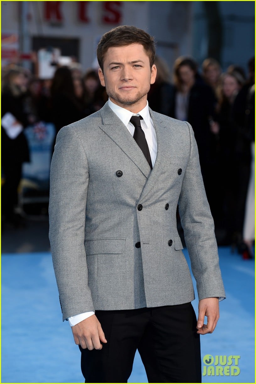 Taron Egerton Shows Off Ripped Abs in New Shirtless Selfie!: Photo