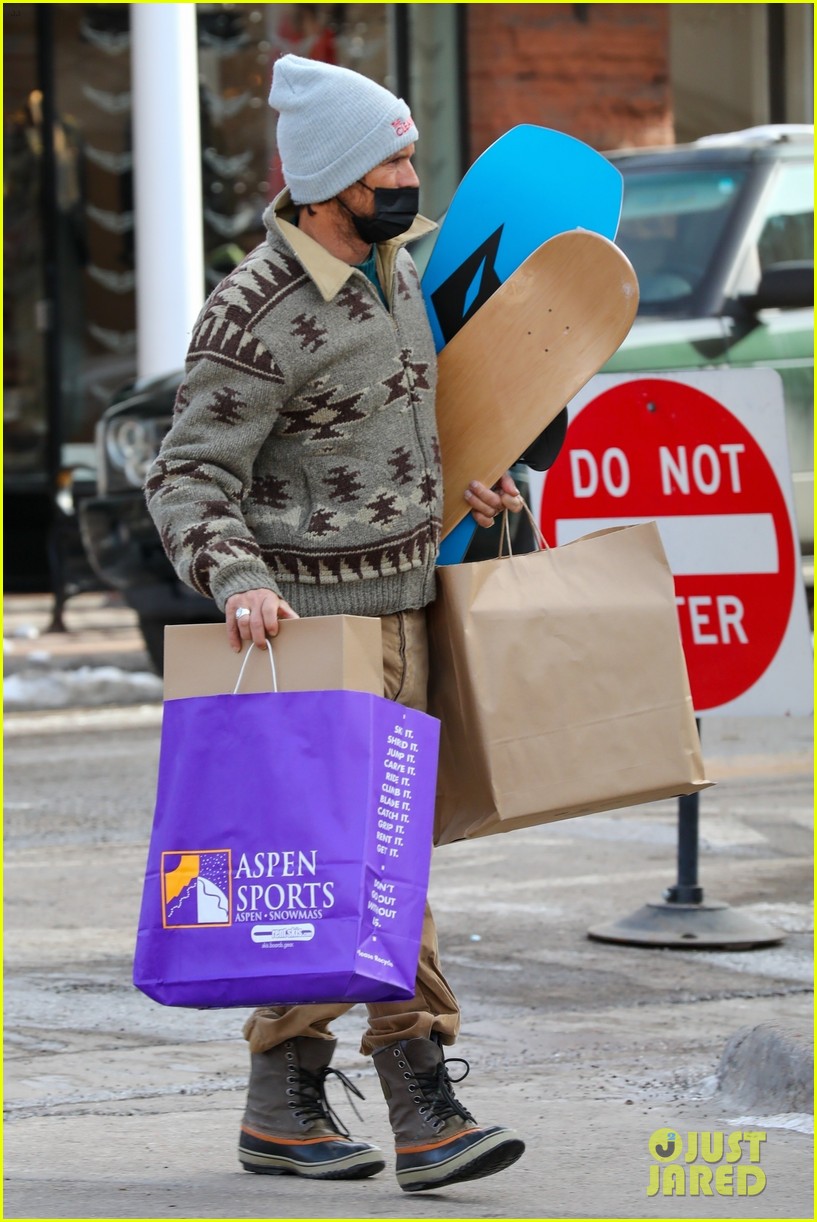 goldie hawn oliver hudson link arms while shopping in aspen 18