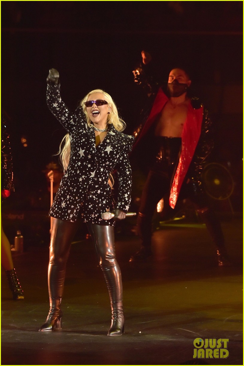 Jennifer Hudson & Christina Aguilera Give Incredible Performances at(01)