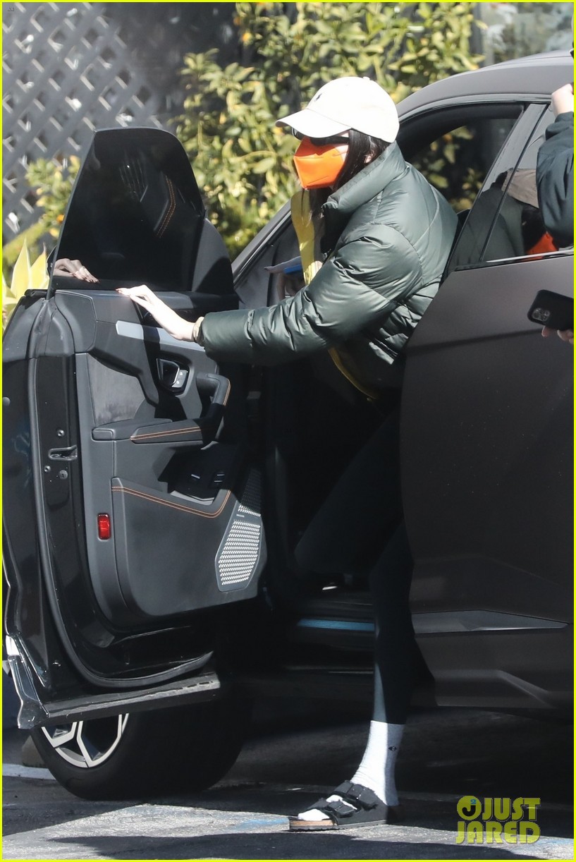 kendall jenner keeps low profile while out grabbing lunch 074683084