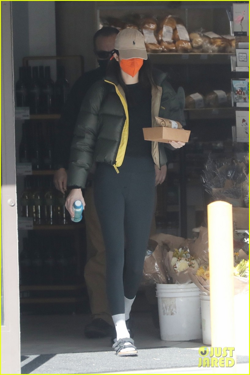 kendall jenner keeps low profile while out grabbing lunch 084683085