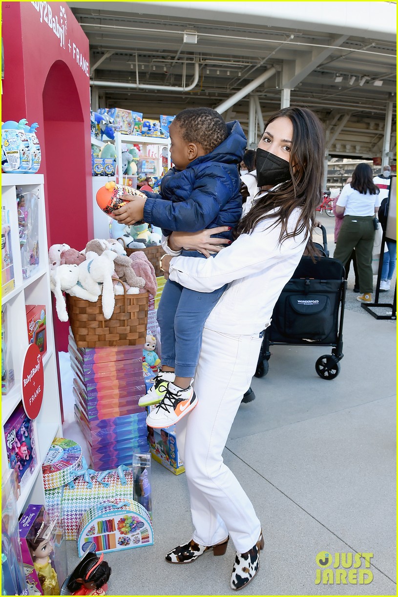 Chrissy Teigen & John Legend Join Jessica Alba & More Stars at