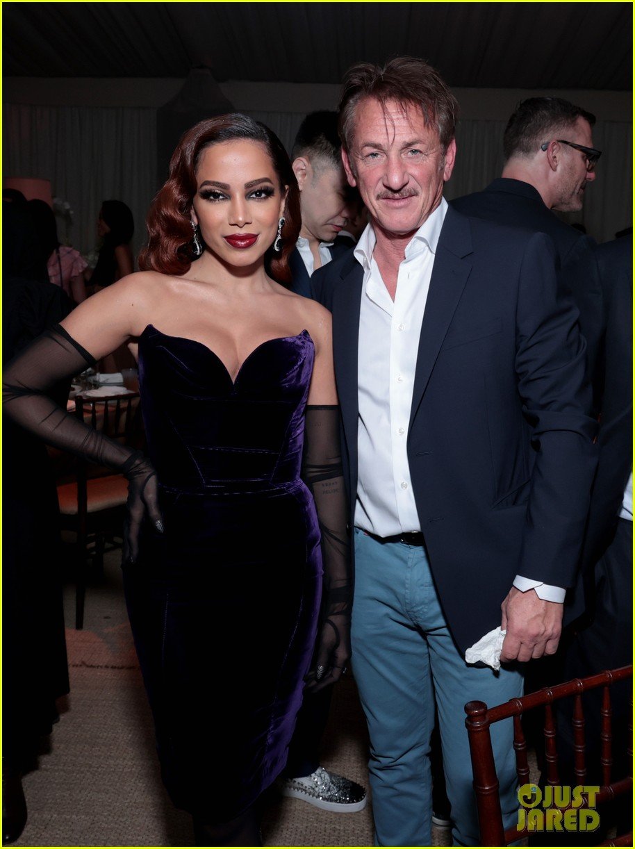 Leonardo DiCaprio Supports Sean Penn at His CORE Fundraiser Photo