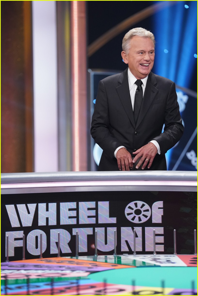 Photo wheel of fortune fans upset show didnt acknowledge pat sajak 40