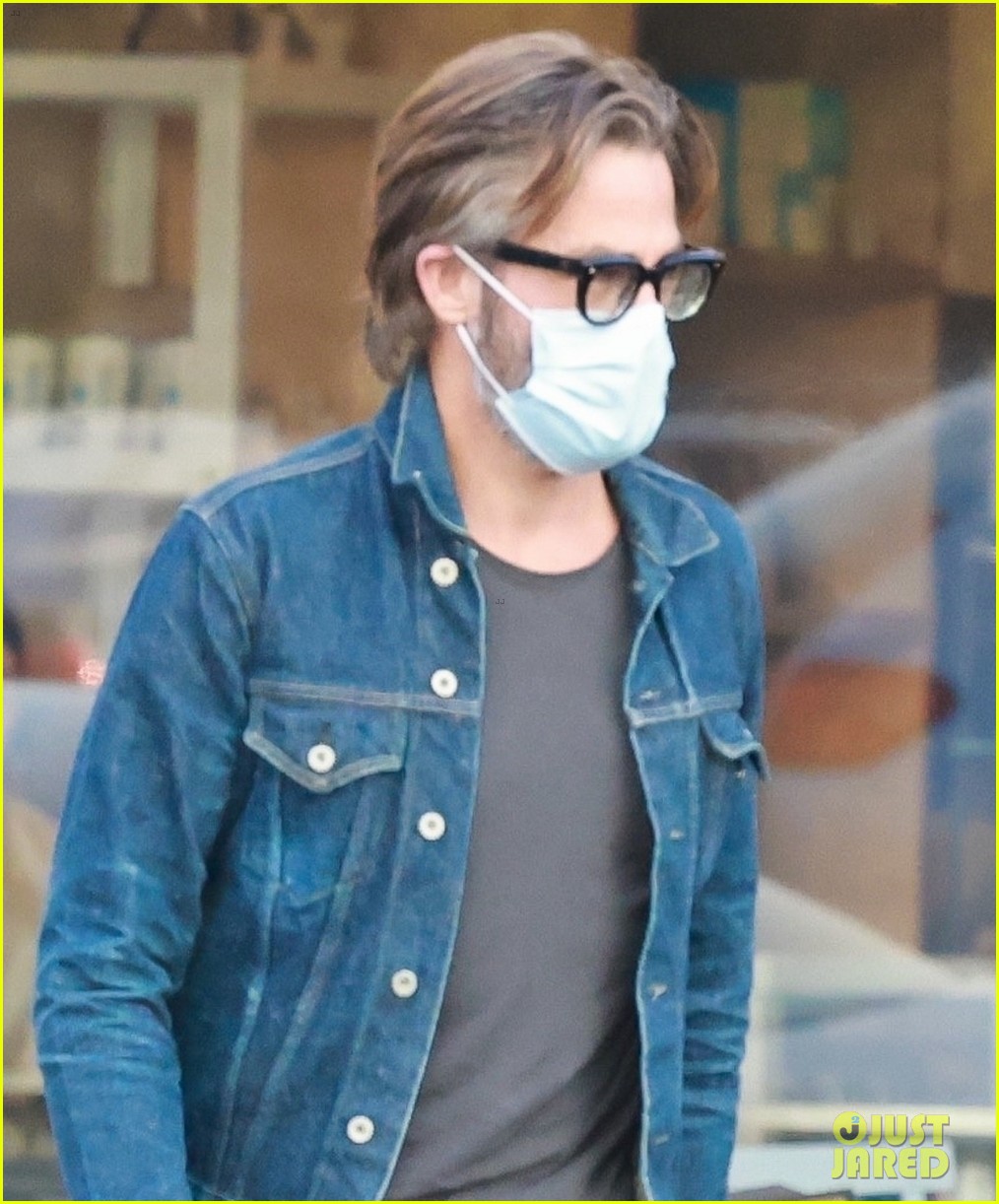 chris pine stays safe while out picking up his coffee 044673223