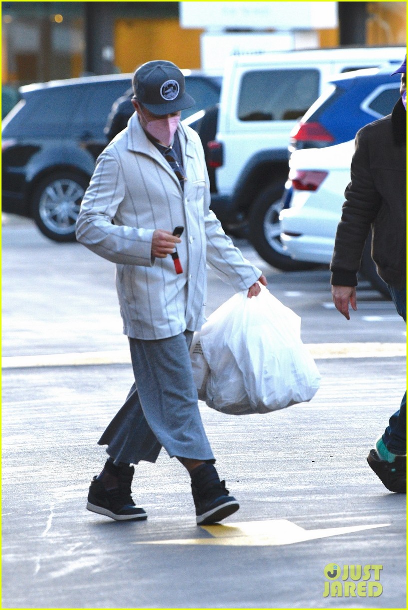 robert downey jr goes post christmas shopping with a friend 034683222