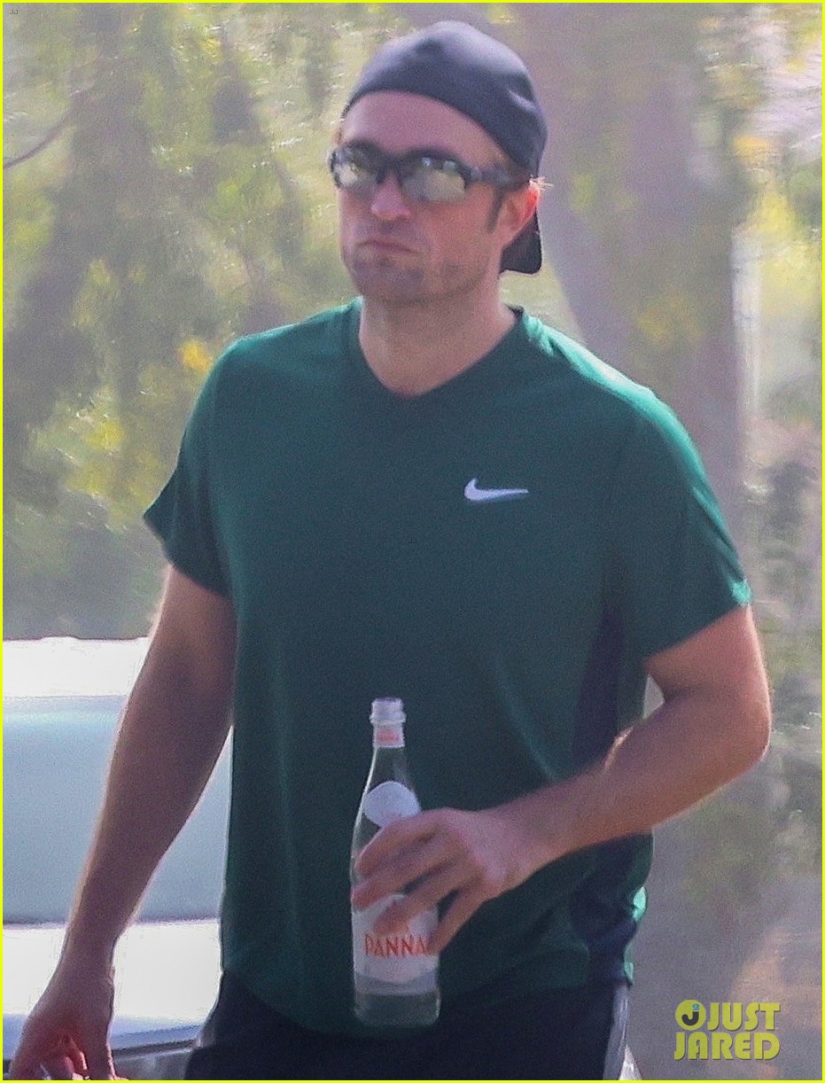 robert pattinson stays hydrated after his tennis lesson 044671795