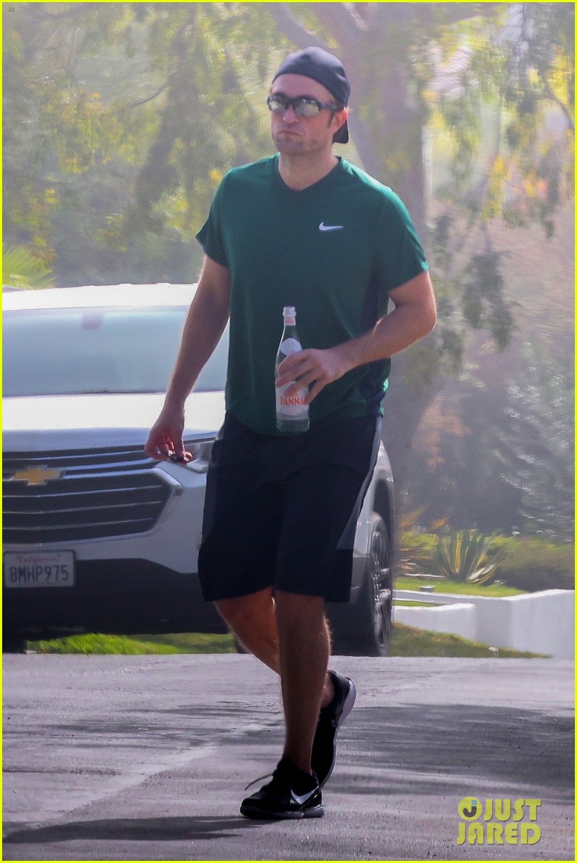 robert pattinson stays hydrated after his tennis lesson 05