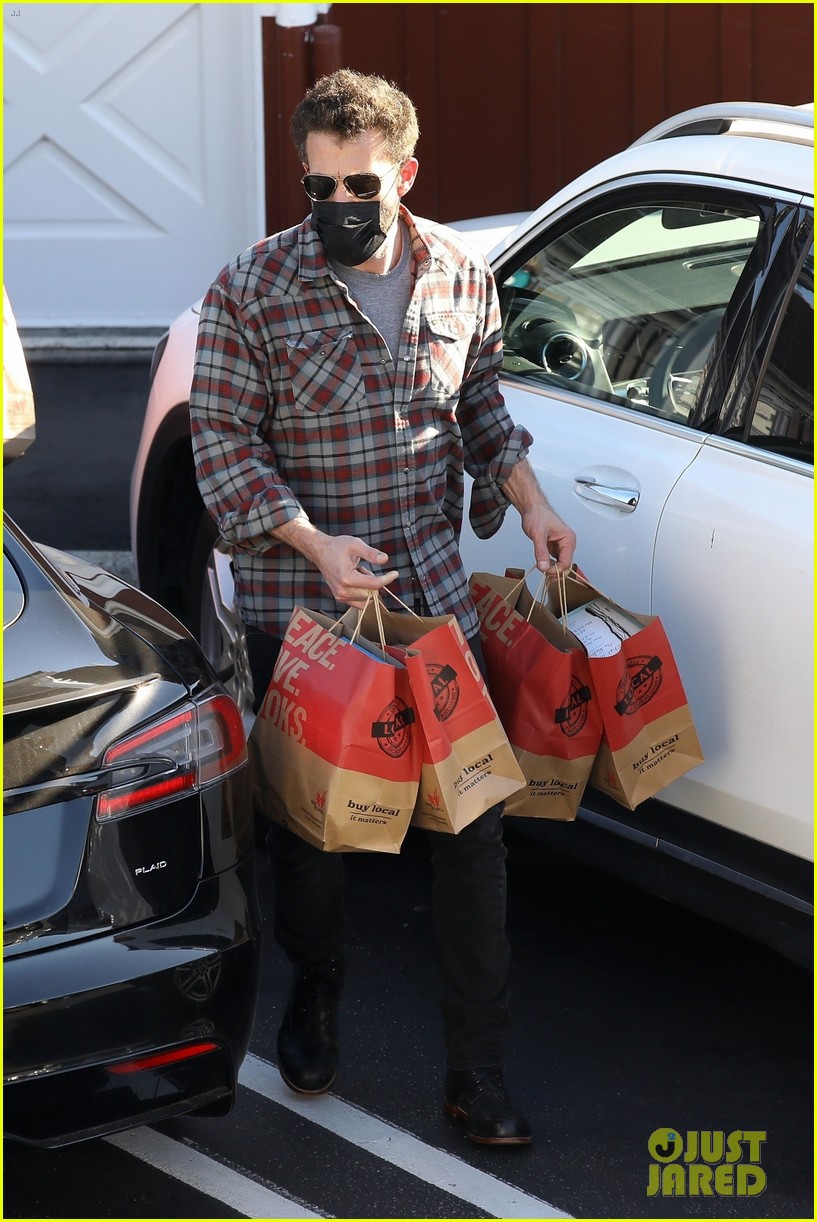 ben affleck loads up on new books during shopping spree 054687203