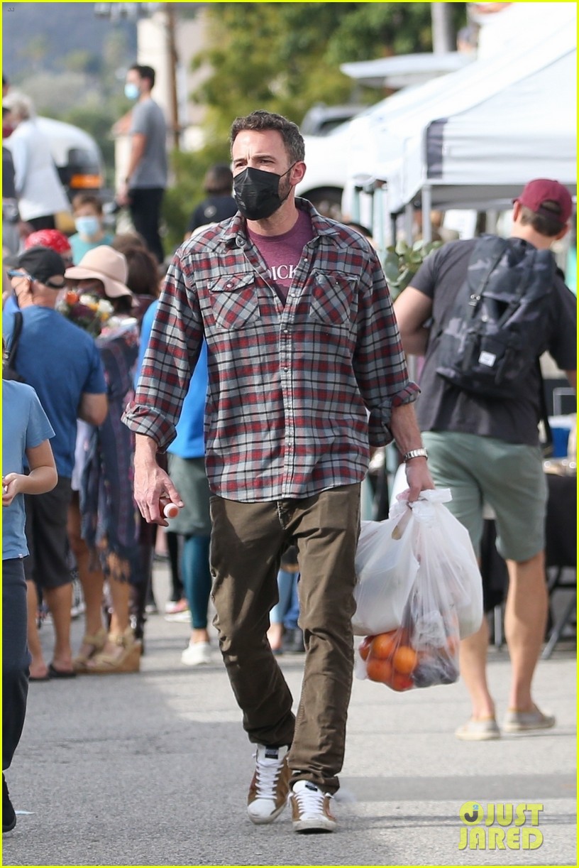 ben affleck does some shopping at farmers market brentwood 054691090