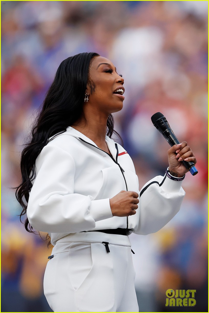 brandy pays tribute to whitney houston during nfc championship performance 05