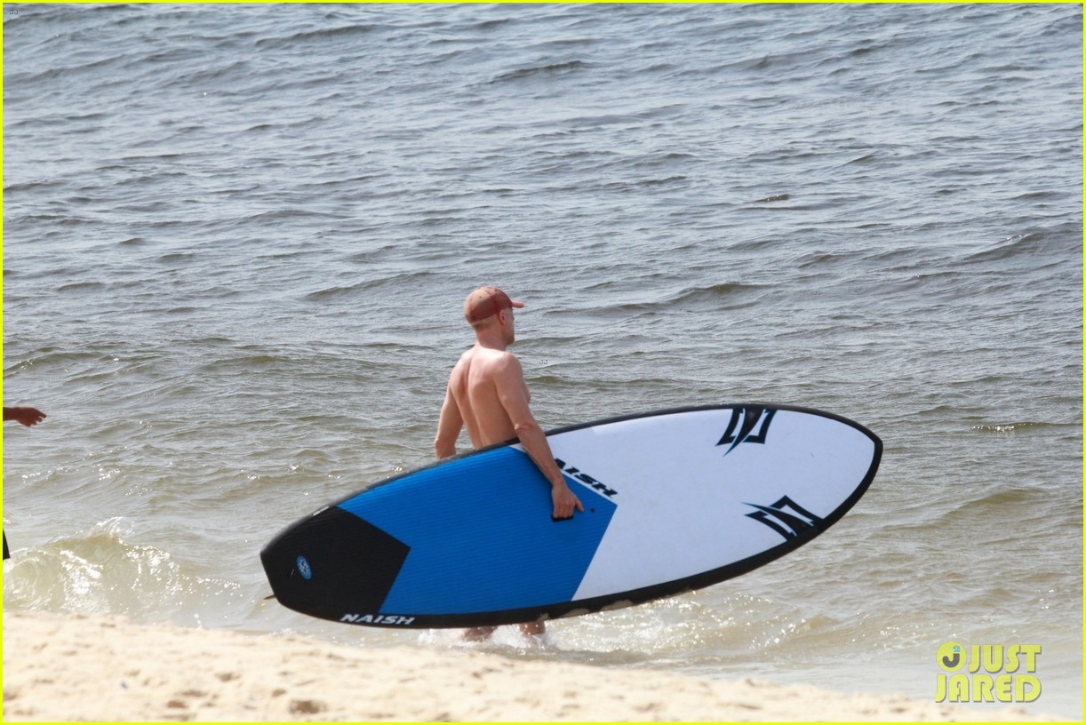 vincent cassel paddleboarding with wife tina kunakey 284690732