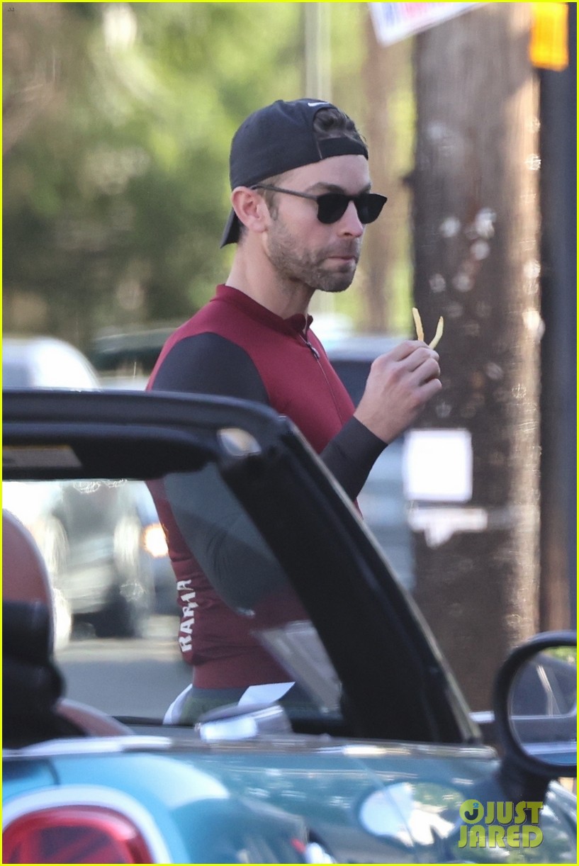 chace crawford sports skin tight shirt to lunch 10
