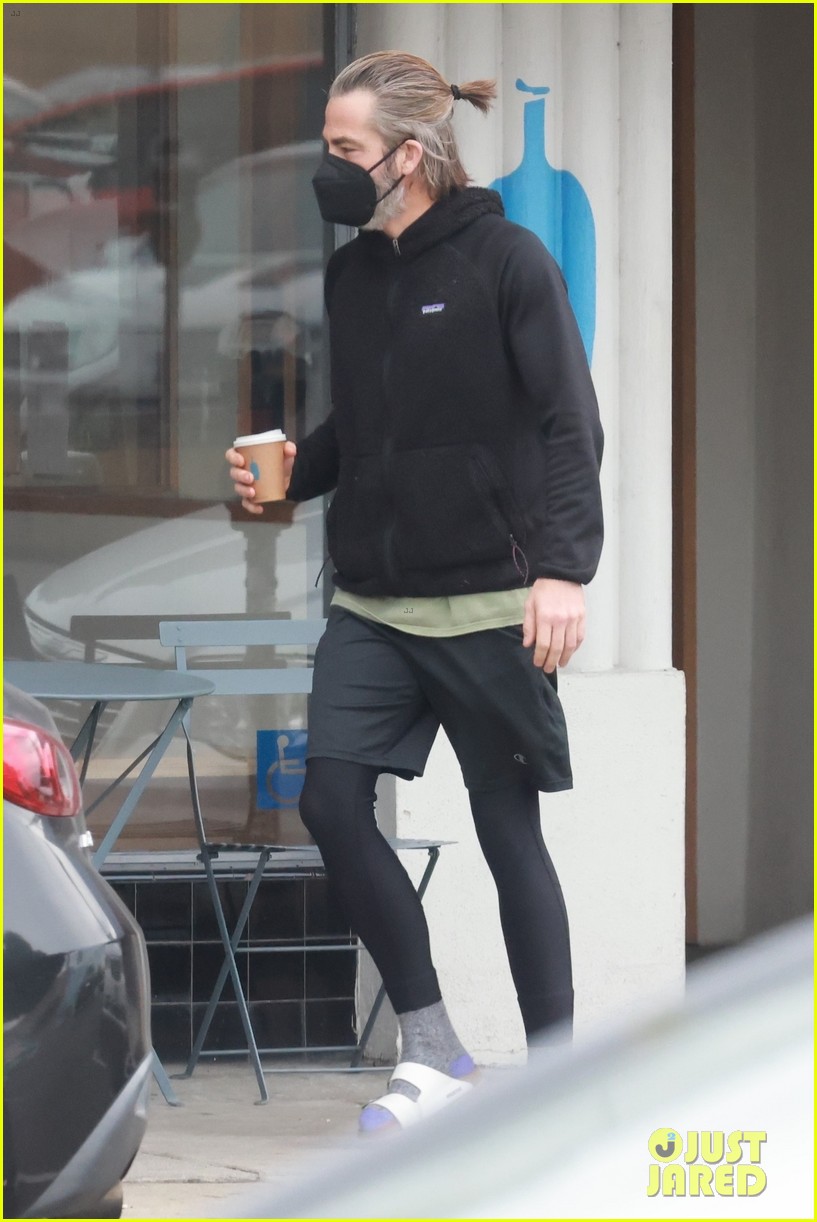 chris pine ties back his hair in a tiny ponytail whie getting coffee 174690042
