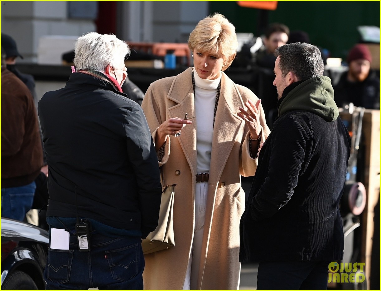 Elizabeth Debicki as Princess Diana in 'The Crown' New Set Pics Show(02)